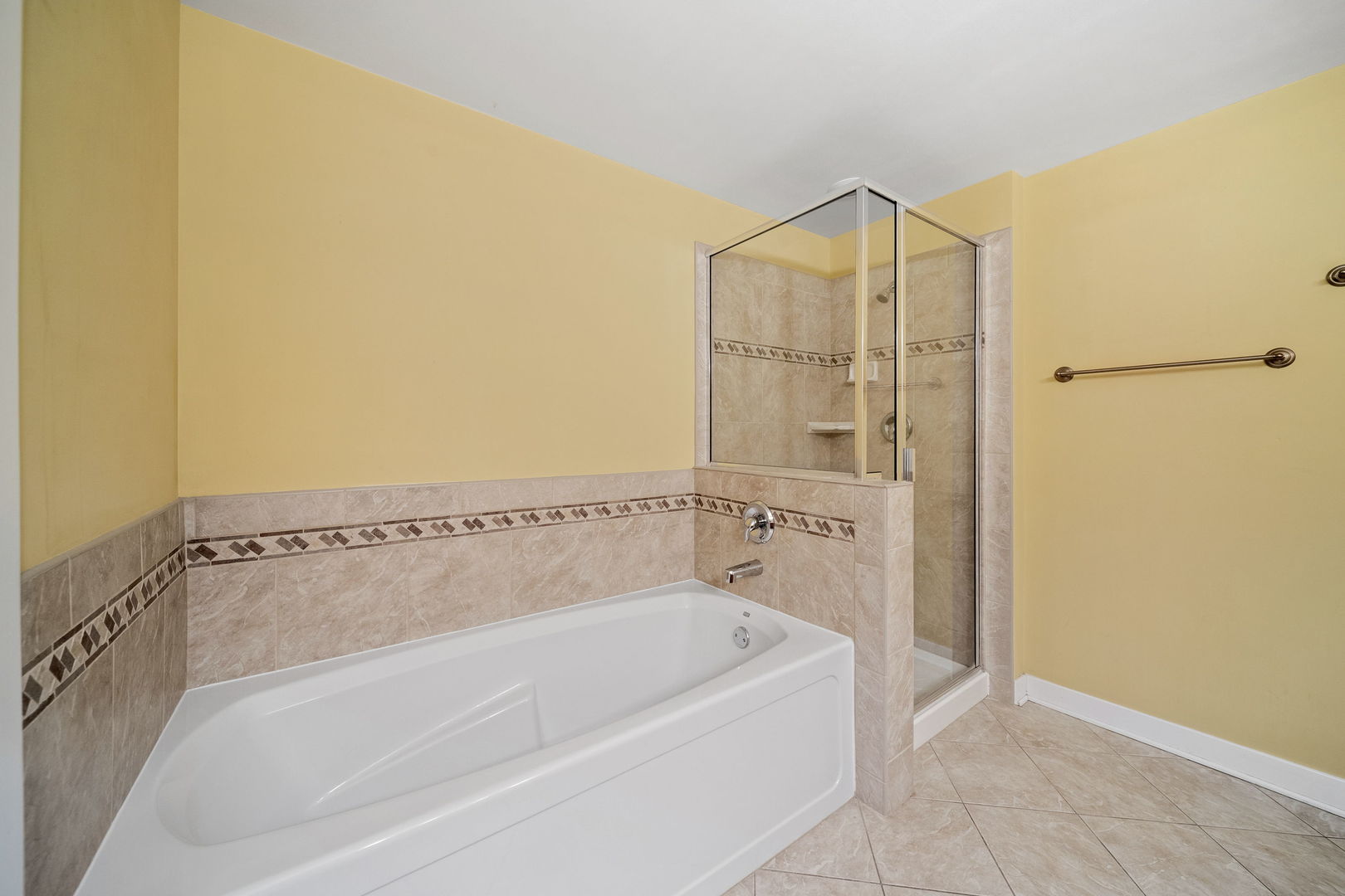 1905 South Wolf Road, Unit 605 Hillside, IL 60162 - Photo 21 of 31 a bathroom with a bathtub and a shower
