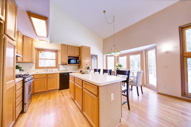 $593,499 | 825 Brookside Drive, Ann Arbor, MI 48105