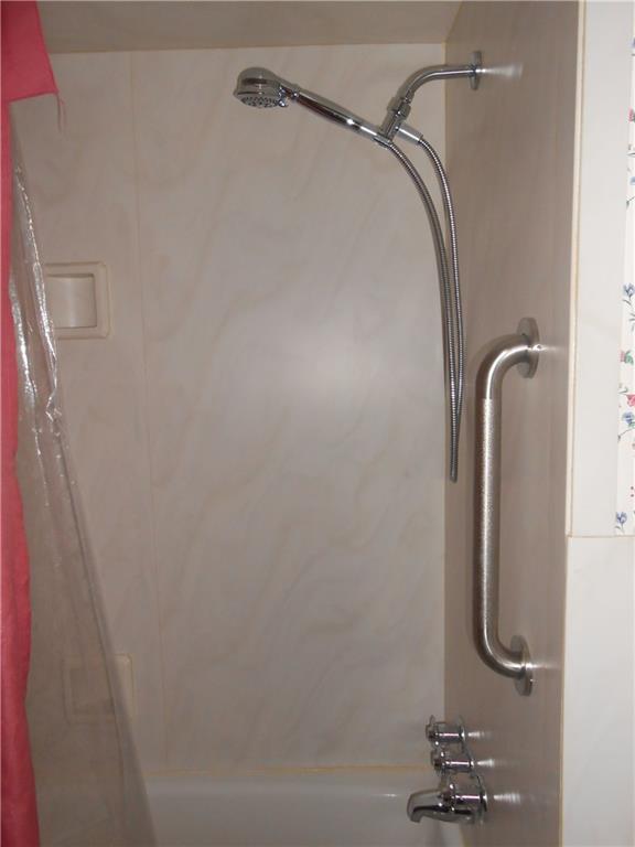 405 Meridian Road Butler, PA 16001 - Photo 10 of 19 Tub/shower