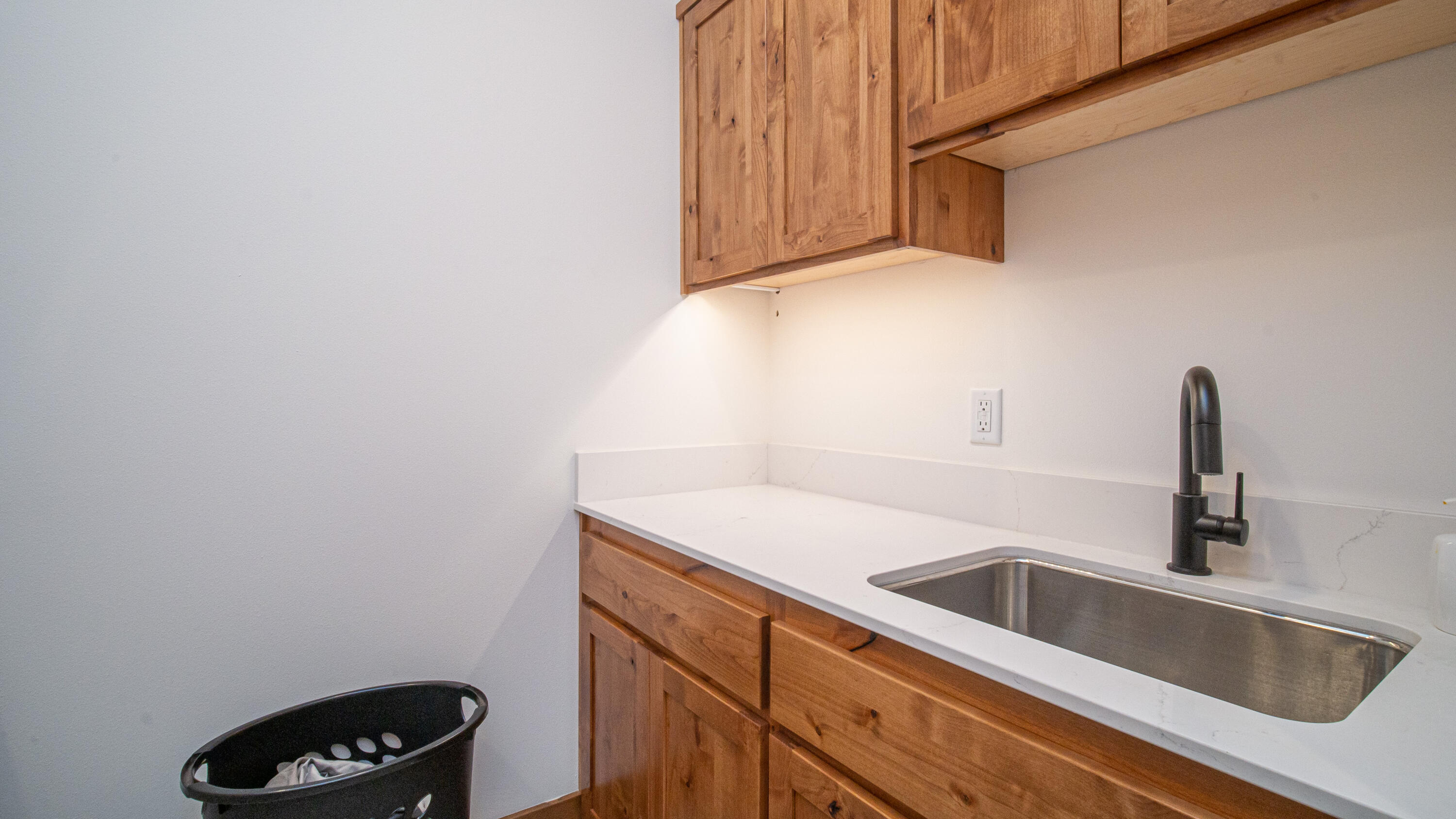 17201 Bakersfield Road Bend, OR 97707 - Photo 35 of 57 Utility sink in the laundry room