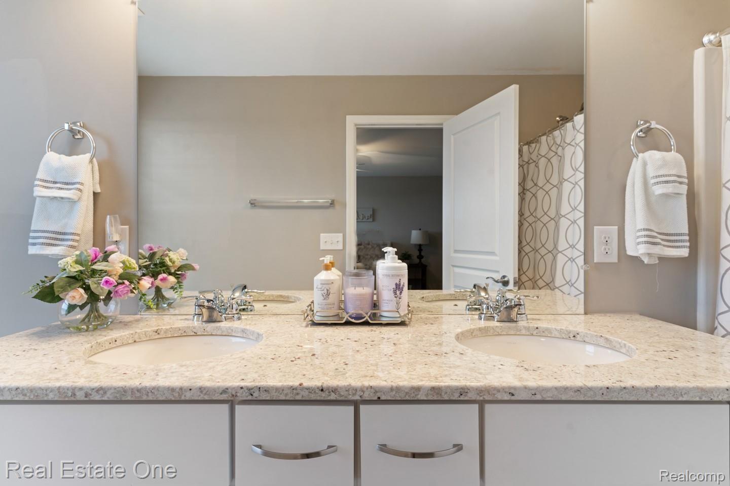 2582 Helmsdale Circle, Unit 78 Rochester, MI 48307 - Photo 19 of 30 DSC05335.jpg