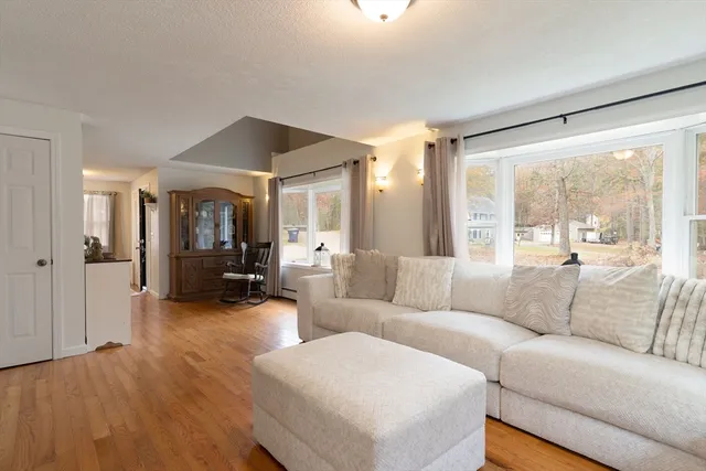 $425,000 | 15 Cherokee Road, Holland, MA 01521