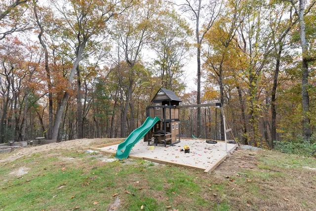 $425,000 | 15 Cherokee Road, Holland, MA 01521