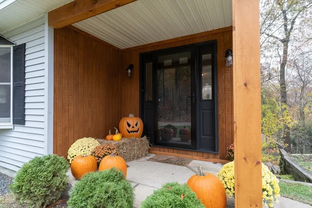 $425,000 | 15 Cherokee Road, Holland, MA 01521