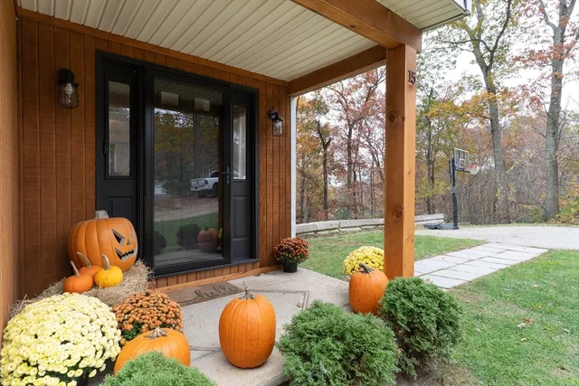 $425,000 | 15 Cherokee Road, Holland, MA 01521