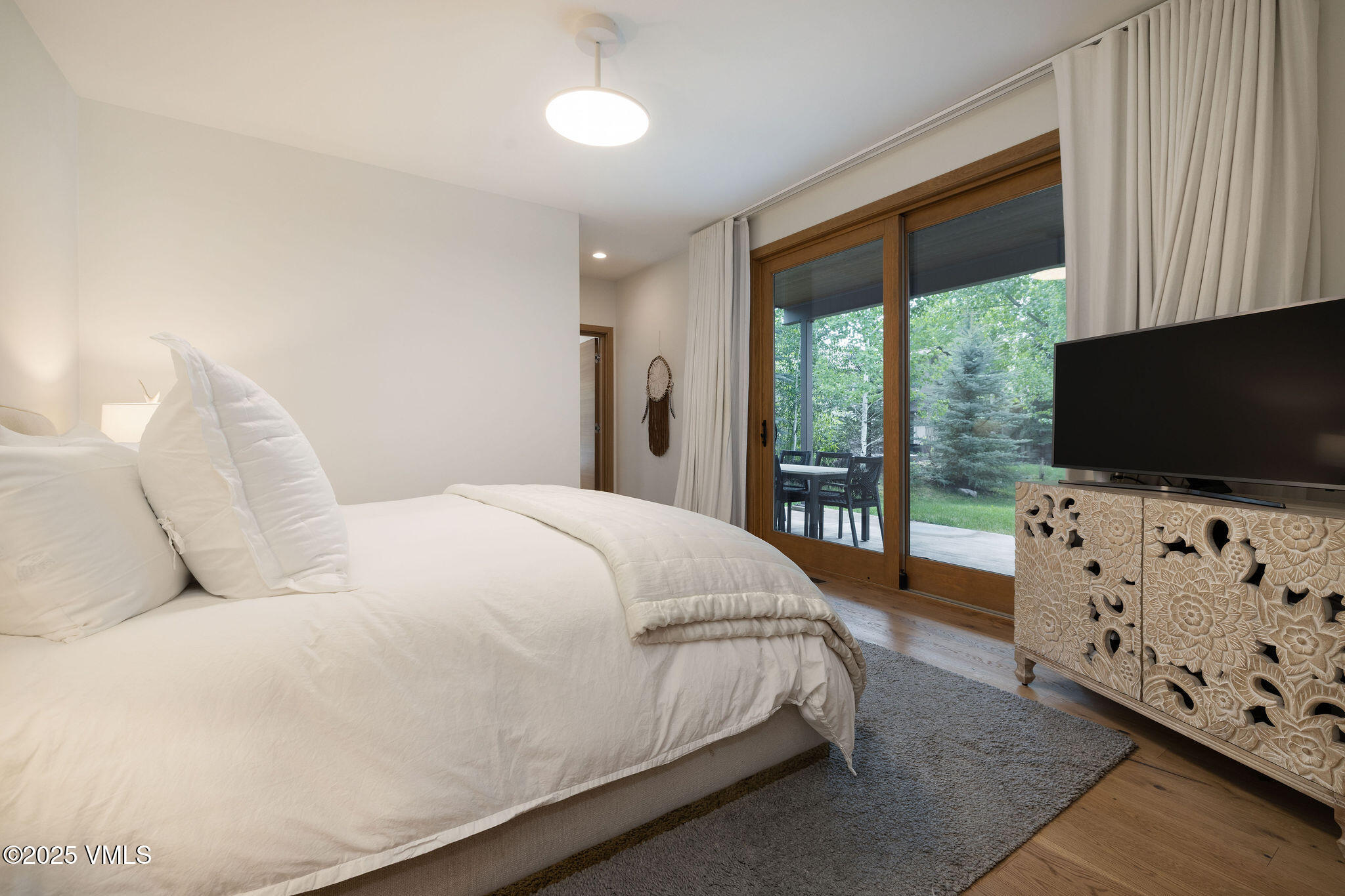 232 Stetson Drive Edwards, CO 81632 - Photo 16 of 25 a bedroom with a flat screen tv and a bed