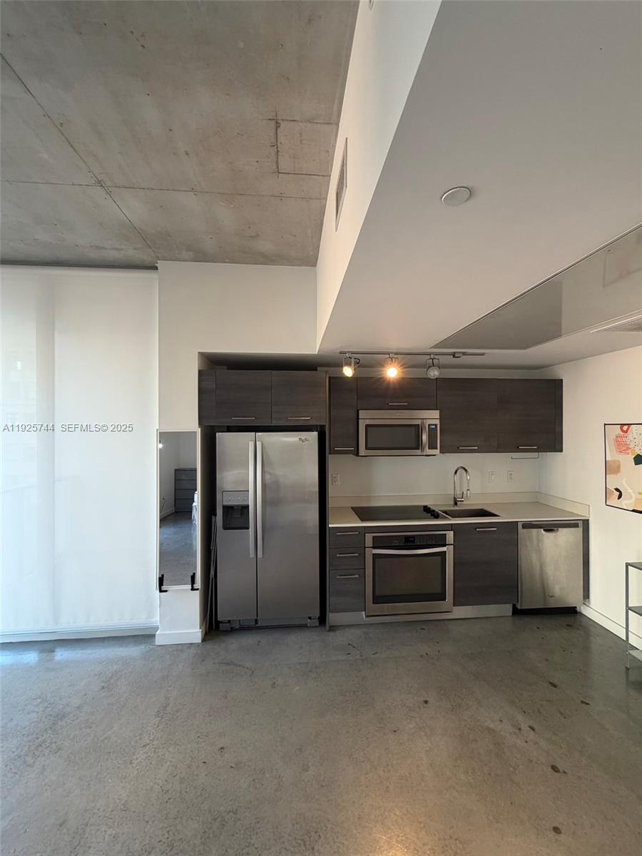 151 Southeast 1st Street, Unit 1004 Miami, FL 33131 - Photo 7 of 28