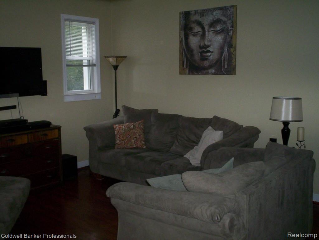 2662 Melvin Avenue Rochester, MI 48307 - Photo 6 of 14 Living room 1.jpg