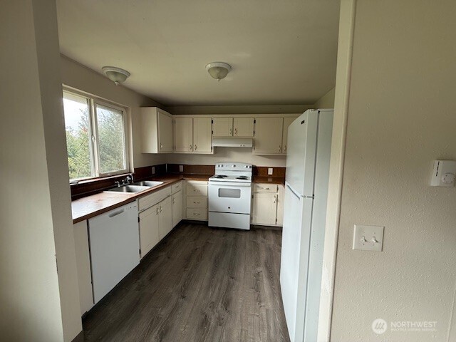 1913 Coolidge Road Aberdeen, WA 98520 - Photo 14 of 18 a kitchen with a white cabinets and white appliances