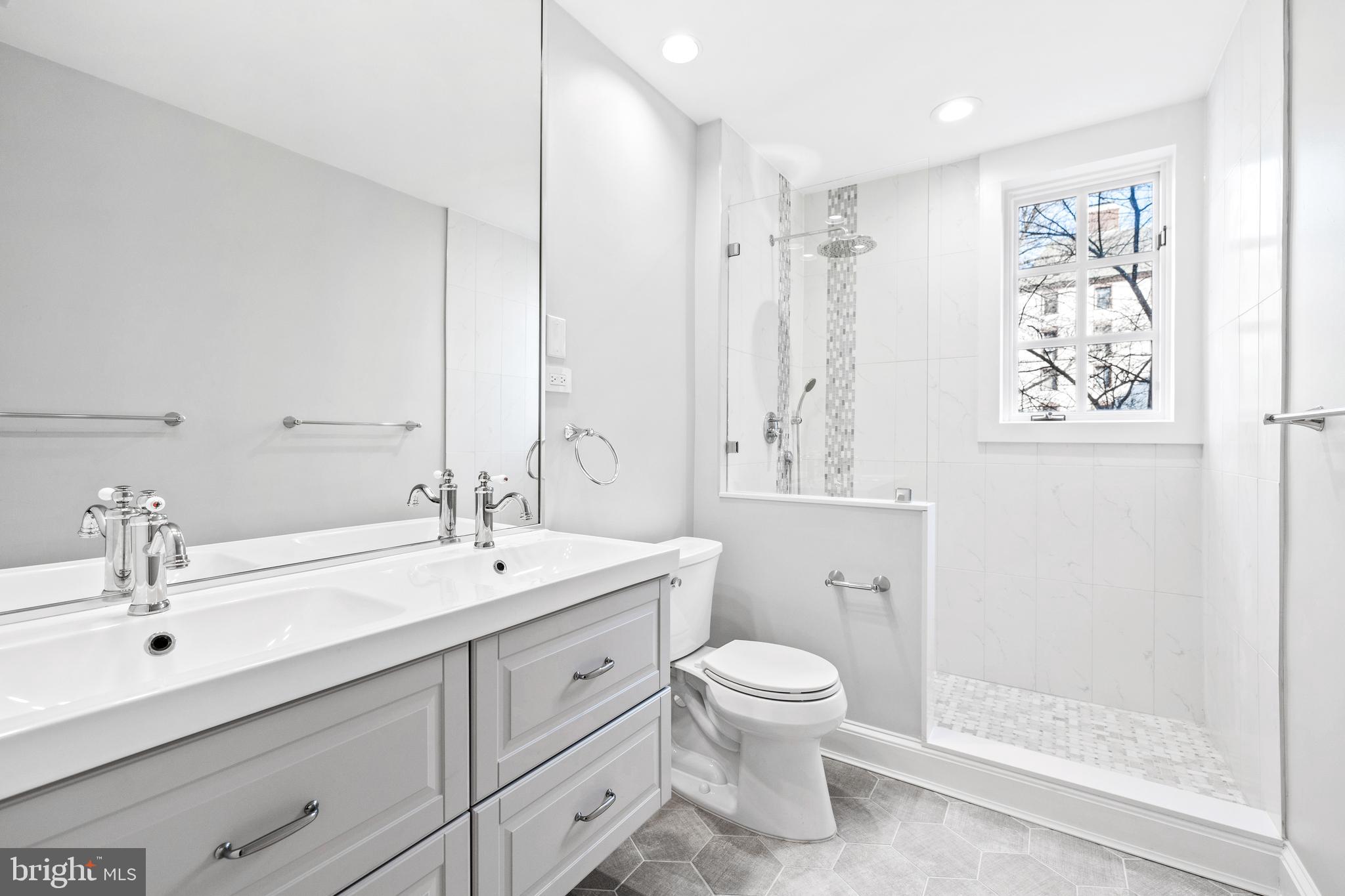 6 Upland Road, Unit B1 Baltimore, MD 21210 - Photo 36 of 39 Hall Full Bathroom with double sinks