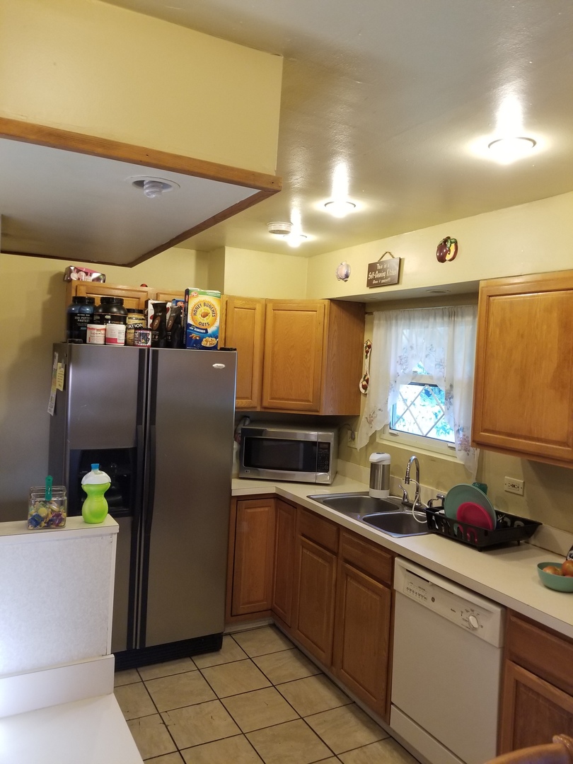 181 Oxford Road Bolingbrook, IL 60440 - Photo 23 of 29 a kitchen with stainless steel appliances granite countertop a refrigerator and a sink