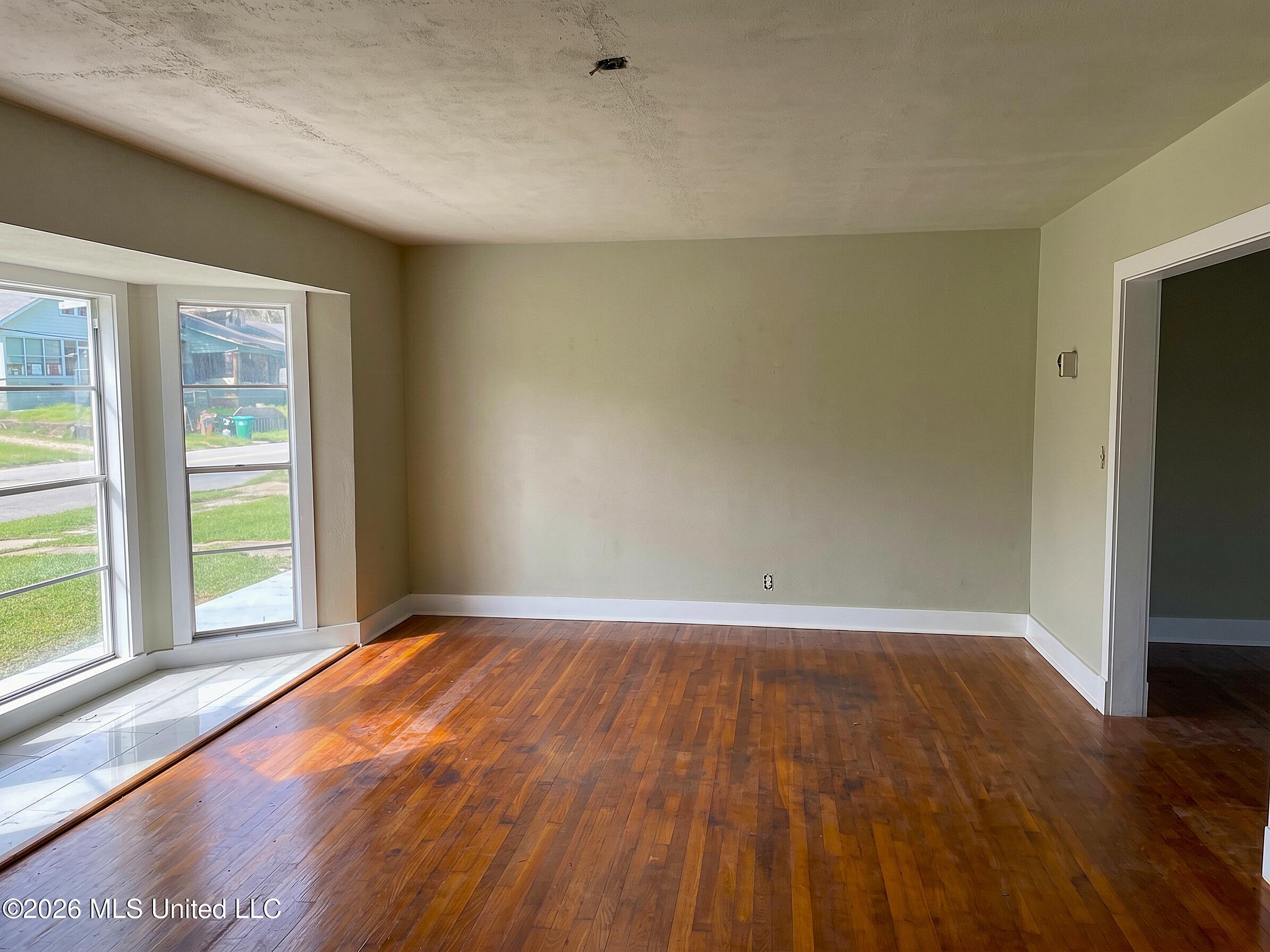 2300 23rd Avenue Meridian, MS 39301 - Photo 6 of 17 (Living Room)