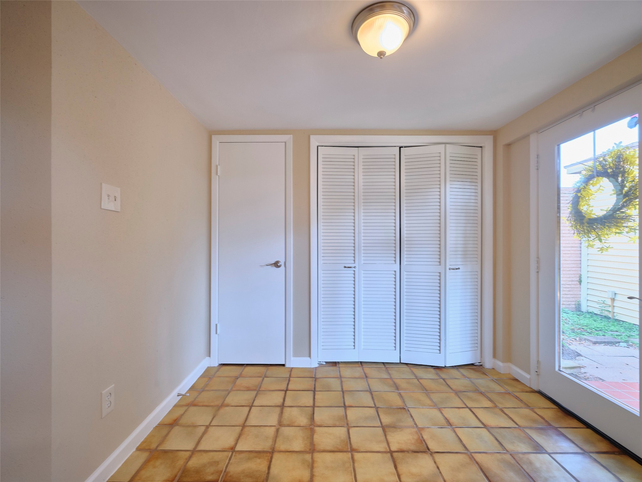 8315 Terrace Wind Lane Houston, TX 77040 - Photo 25 of 50 a view of an empty room and window