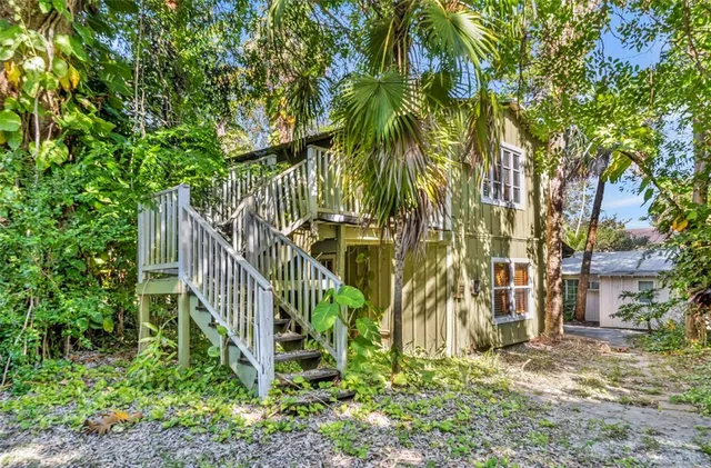 a view of a house with backyard