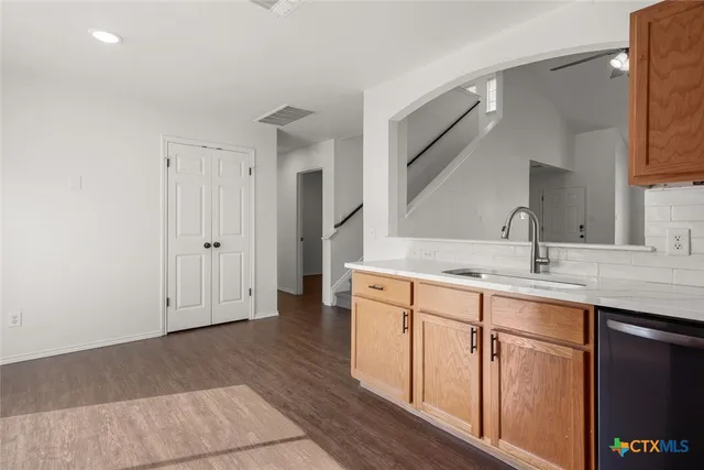 a spacious bathroom with 2 sink and a mirror