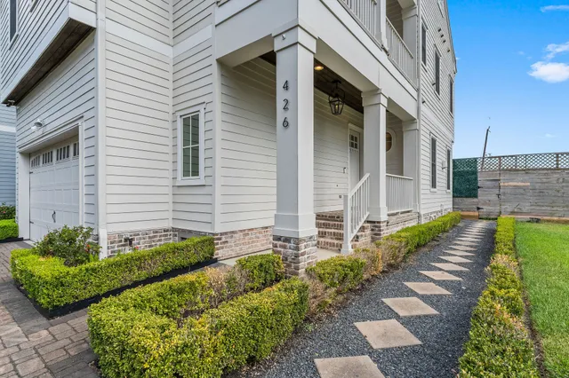 a view of entryway with a front door