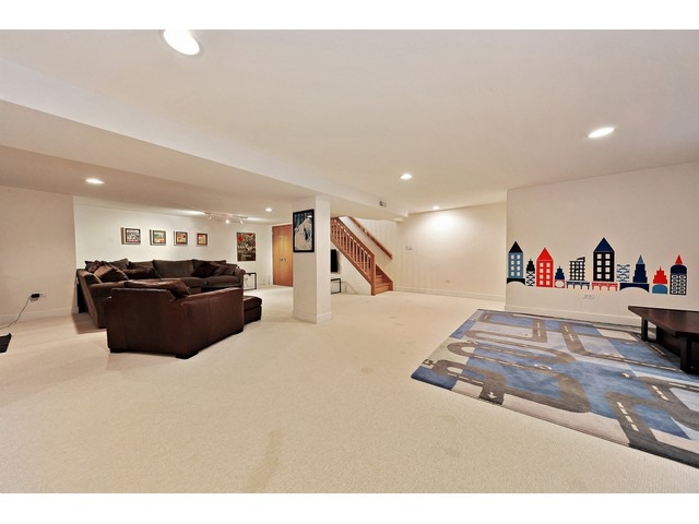 2921 Sheridan Road Evanston, IL 60201 - Photo 14 of 25 a spacious bedroom with a bed and a large mirror