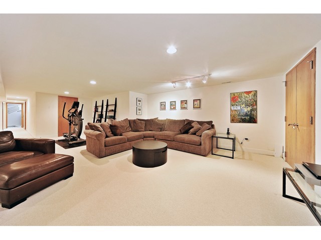 2921 Sheridan Road Evanston, IL 60201 - Photo 16 of 25 a living room with furniture and a couch