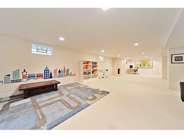 2921 Sheridan Road Evanston, IL 60201 - Photo 19 of 25 a view of a living room and a couch