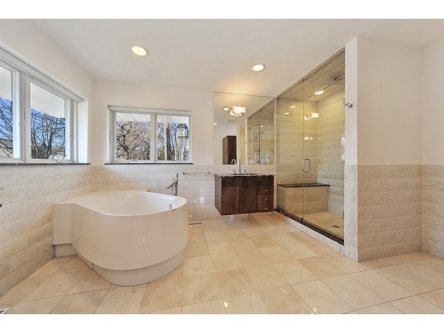 2921 Sheridan Road Evanston, IL 60201 - Photo 22 of 25 a view of a bathtub in a room