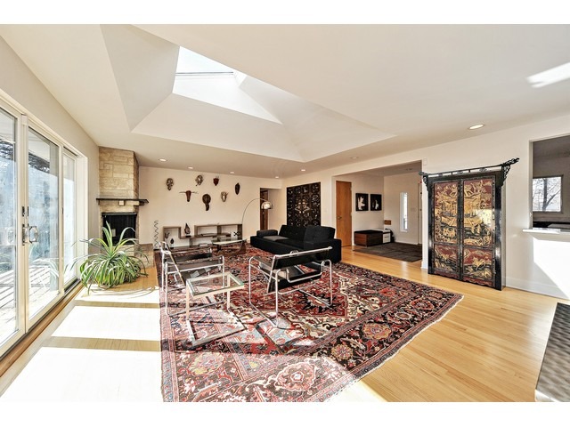 2921 Sheridan Road Evanston, IL 60201 - Photo 4 of 25 a living room with furniture and a rug