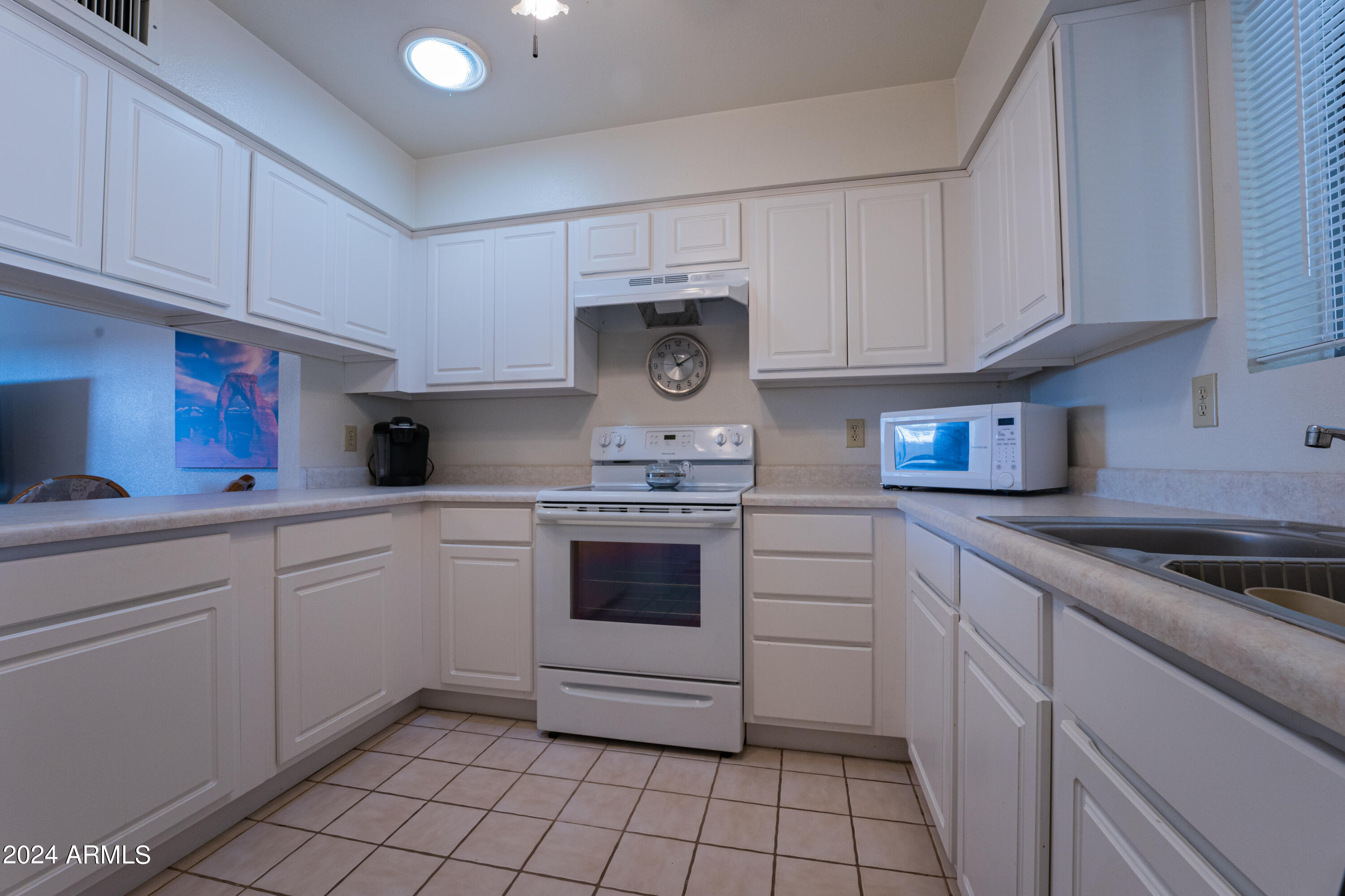 131 North Higley Road, Unit 12 Mesa, AZ 85205 - Photo 10 of 35 Kitchen with Pass Through