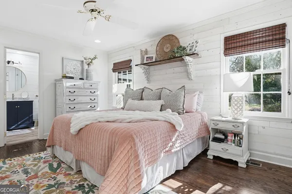 a en suite bathroom with a double vanity sink and a mirror