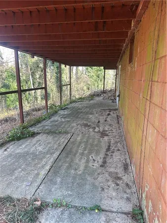 a view of a backyard
