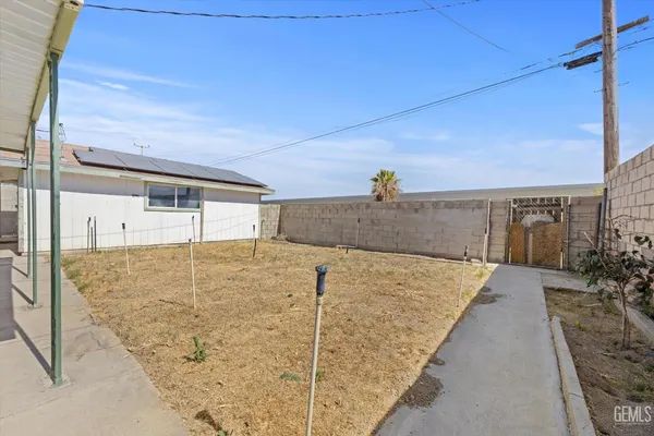 a view of a backyard