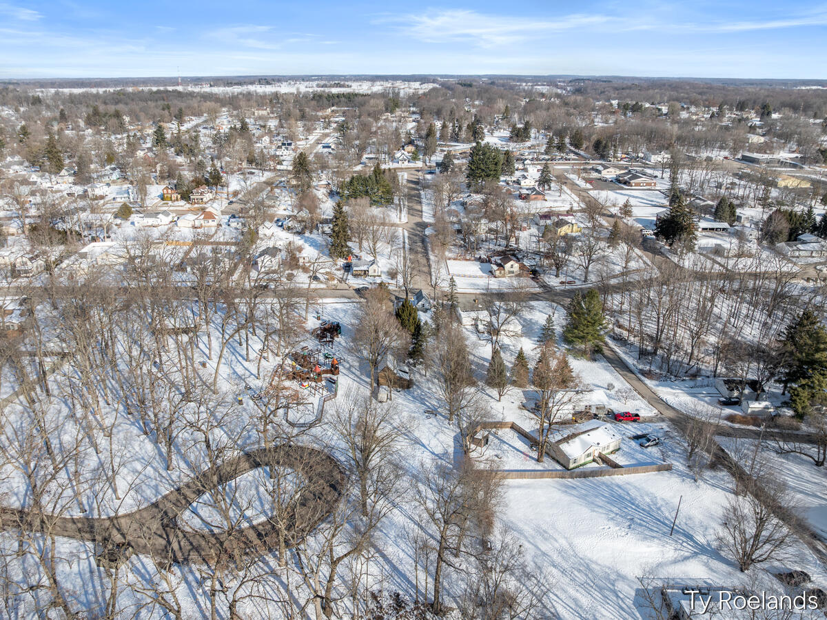 727 East Washington Street Ionia, MI 48846 - Photo 3 of 25 727-E-Washington_202
