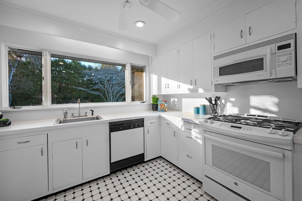 315 Puritan Road Swampscott, MA 01907 - Photo 17 of 41 Gallery Image 17