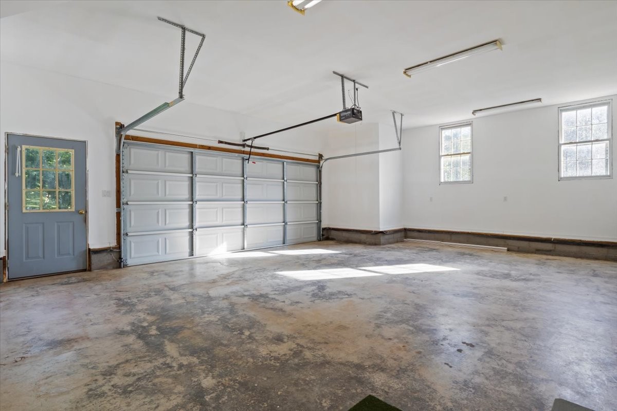 2440 Maple Grove Road Dickson, TN 37055 - Photo 44 of 99 a view of a garage