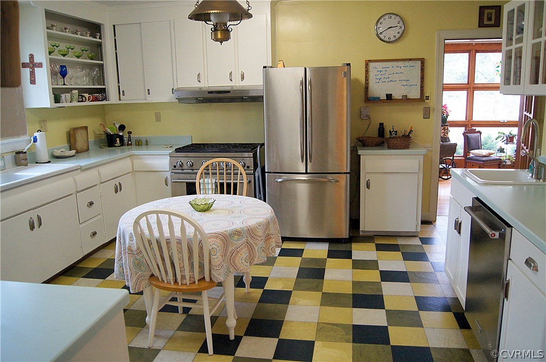200 Beverly Road Ashland, VA 23005 - Photo 10 of 49 The Eat-in Kitchen with loads of counter and cabin