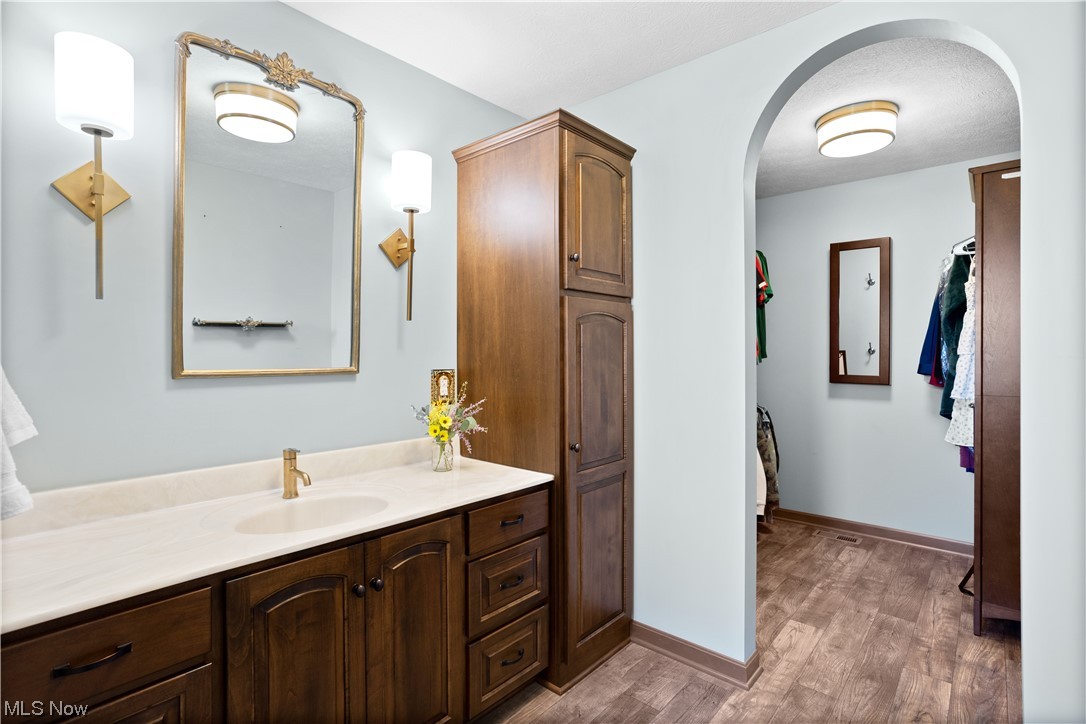 8810 Congress Road Lodi, OH 44254 - Photo 14 of 30 Master Bath looking at closet