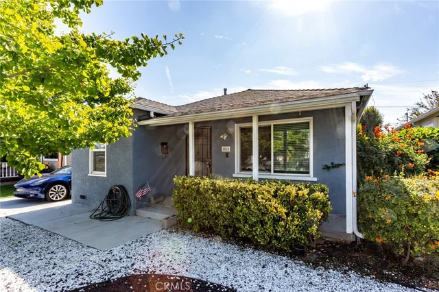 a view of a house with backyard