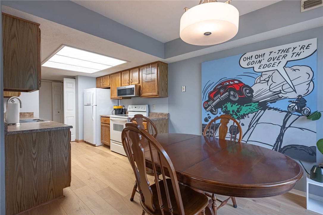 5399 Country Ridge Drive Mason, OH 45040 - Photo 8 of 29 This bright and functional kitchen and dining area provides an inviting space for daily living.