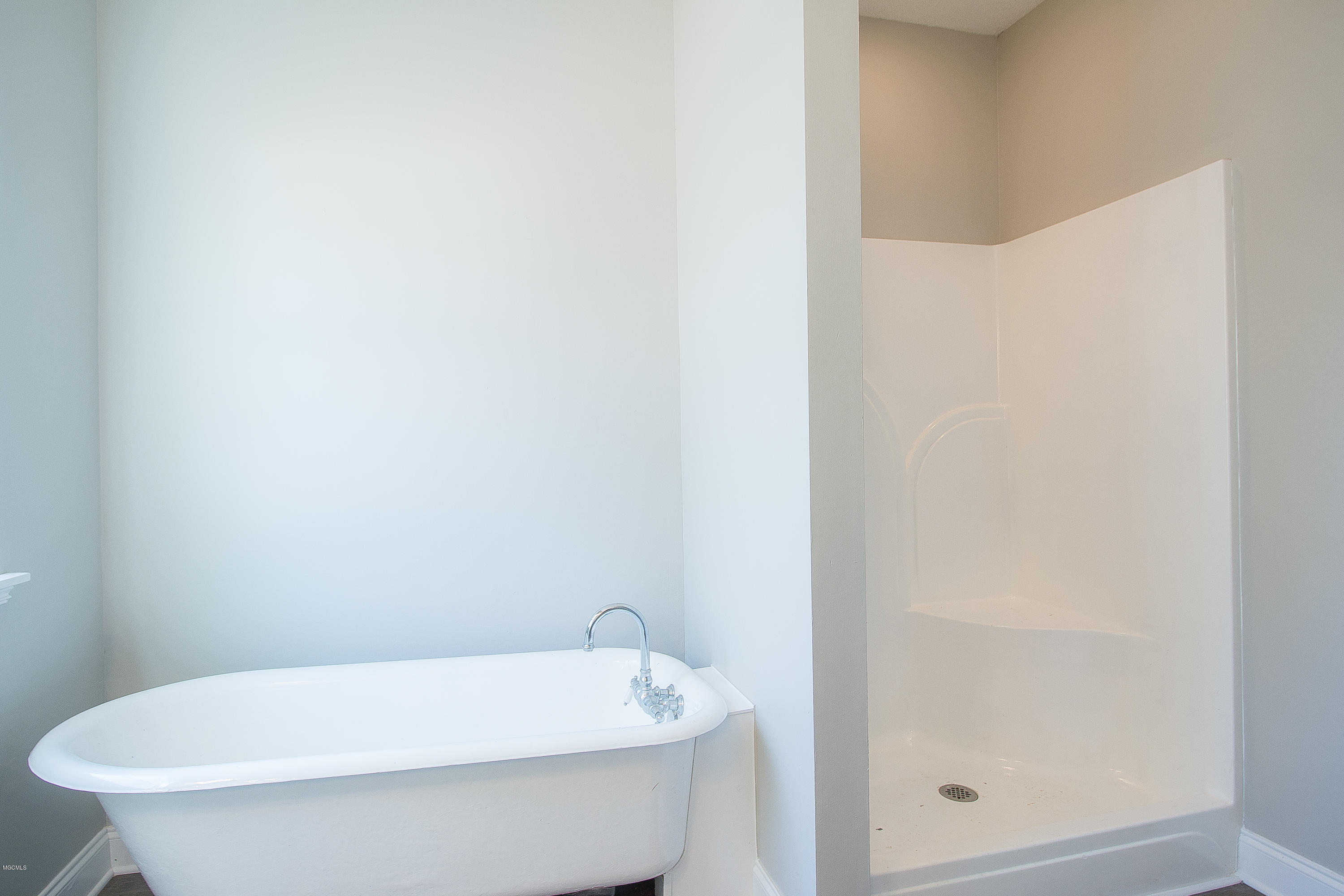 515 Magnolia Road, Unit H Lumberton, MS 39455 - Photo 15 of 39 Master Bath