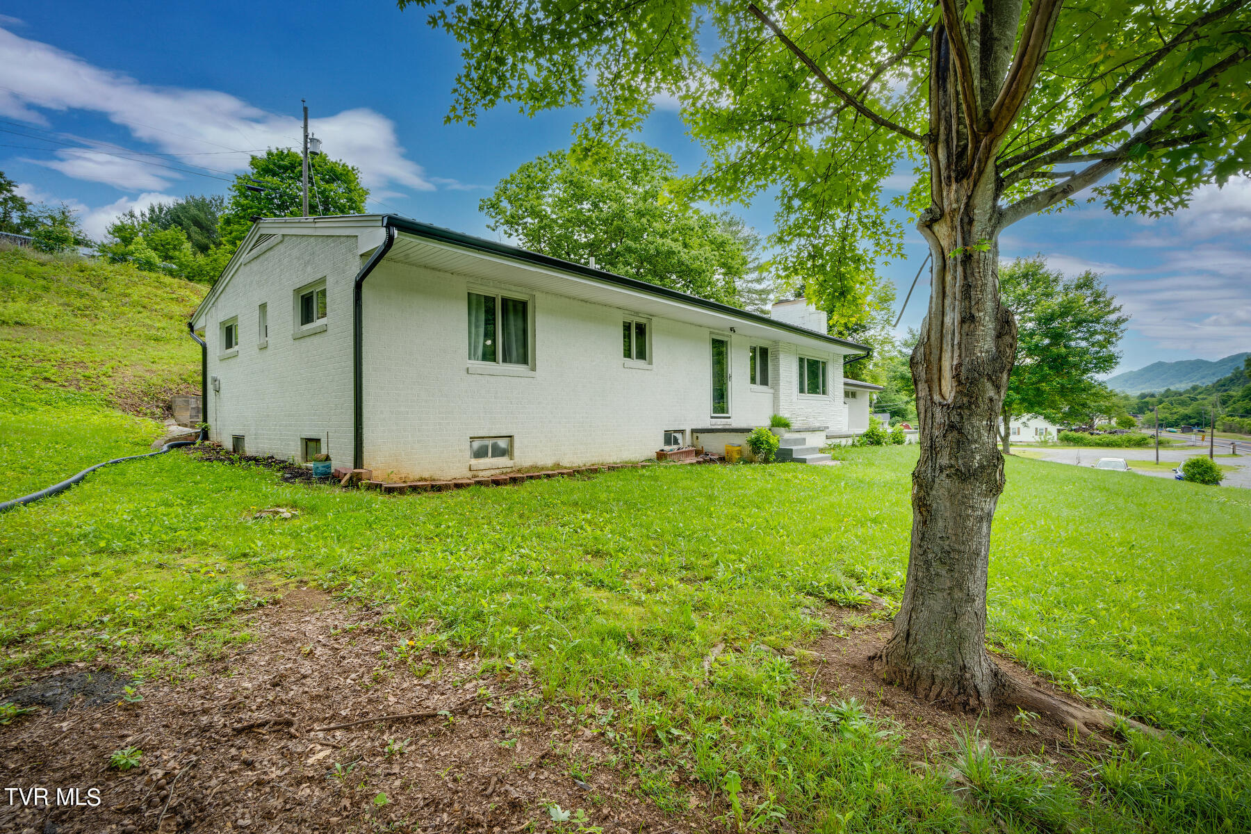 404 Daniel Boone Road Gate City, VA 24251 - Photo 2 of 35 002