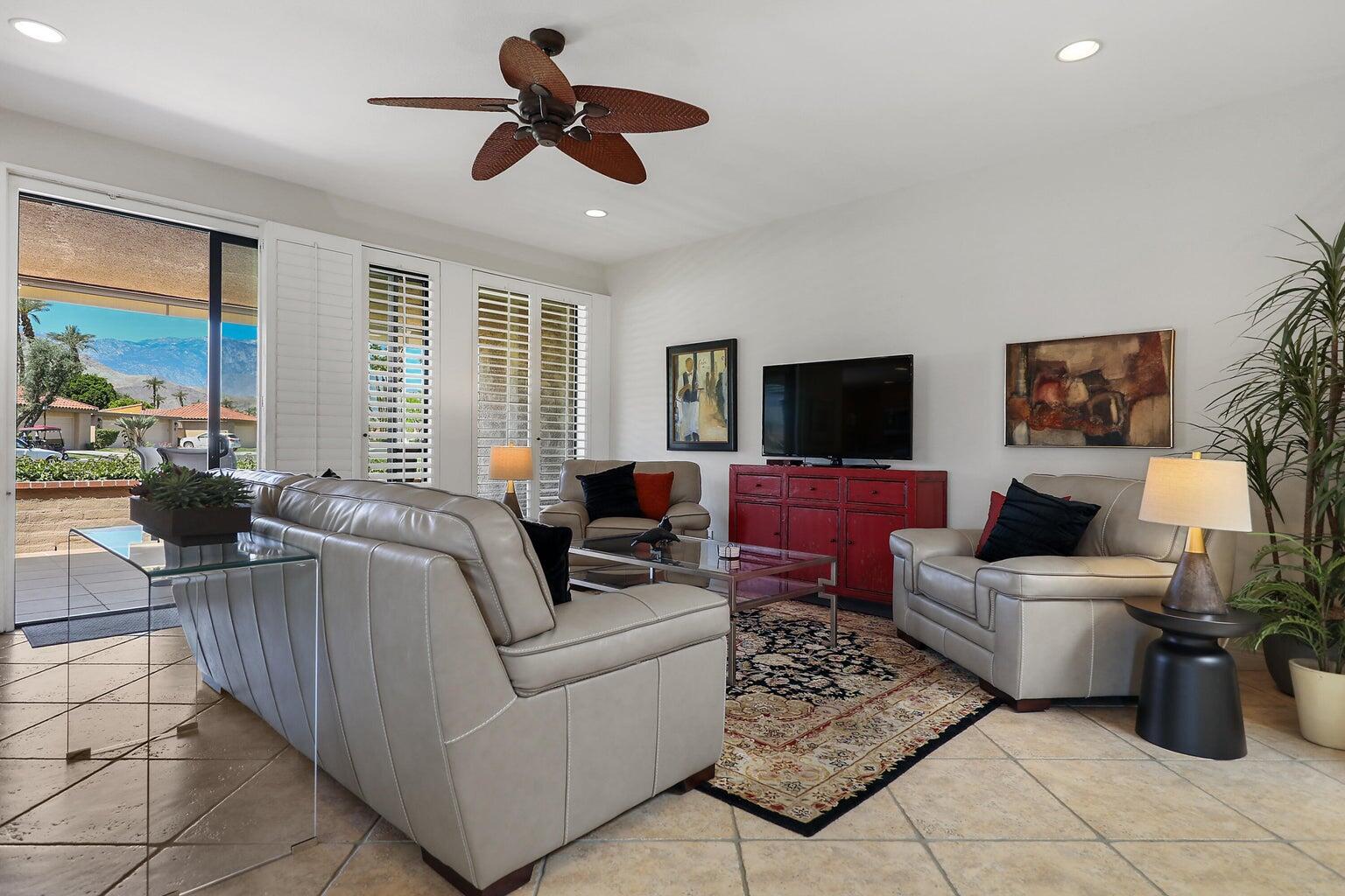 89 La Ronda Drive Rancho Mirage, CA 92270 - Photo 5 of 44 Living Room