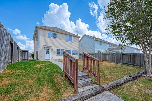 a view of a house with backyard