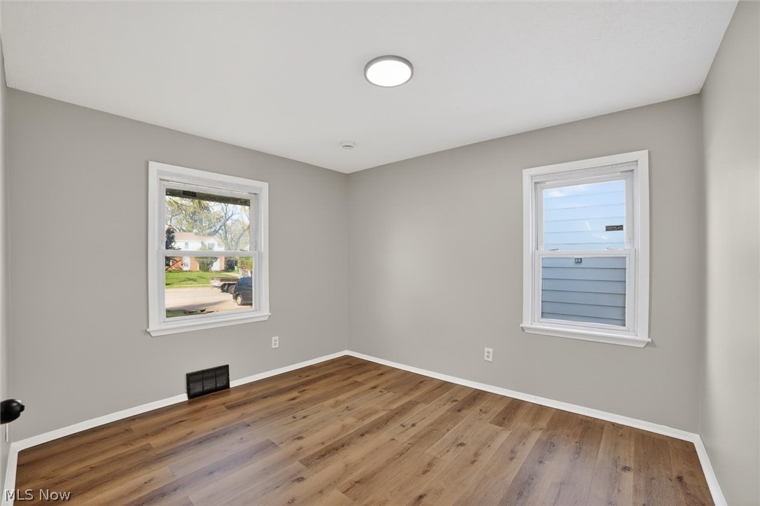 303 South Green Road Cleveland, OH 44121 - Photo 13 of 32