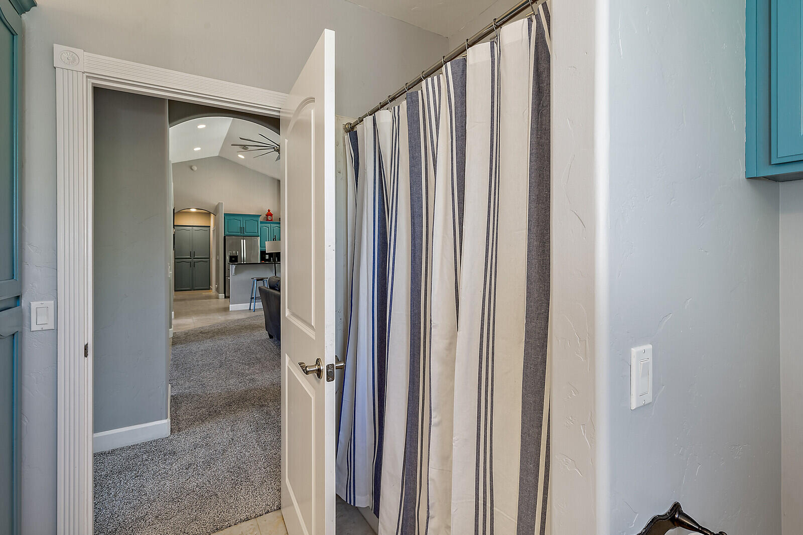 315 Summit Loop Grants Pass, OR 97527 - Photo 28 of 48 Shower to the right!