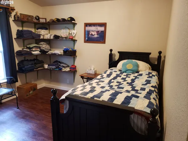 a bedroom with a bed and a dresser in it