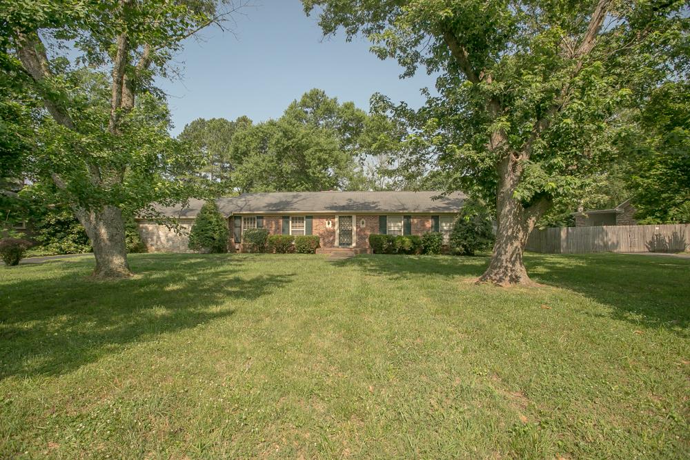 Another view of front yard showing how large it is.