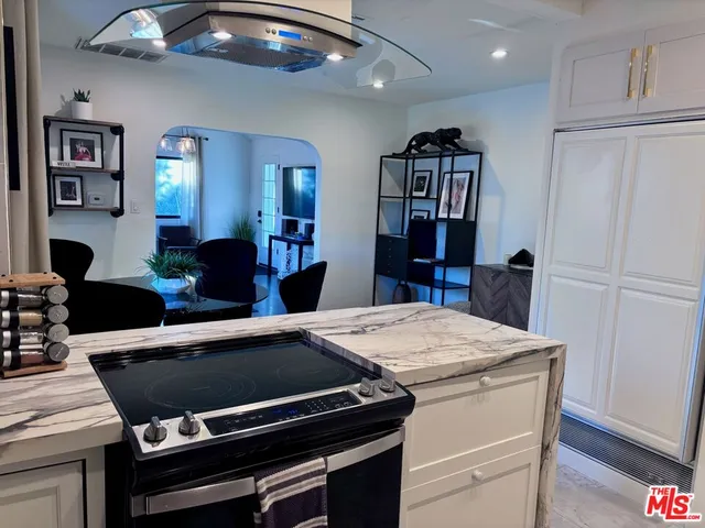 $5,000 | 643 North Vista Street, Los Angeles, CA 90036