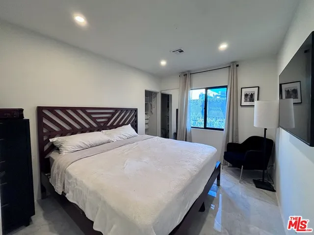 $5,000 | 643 North Vista Street, Los Angeles, CA 90036