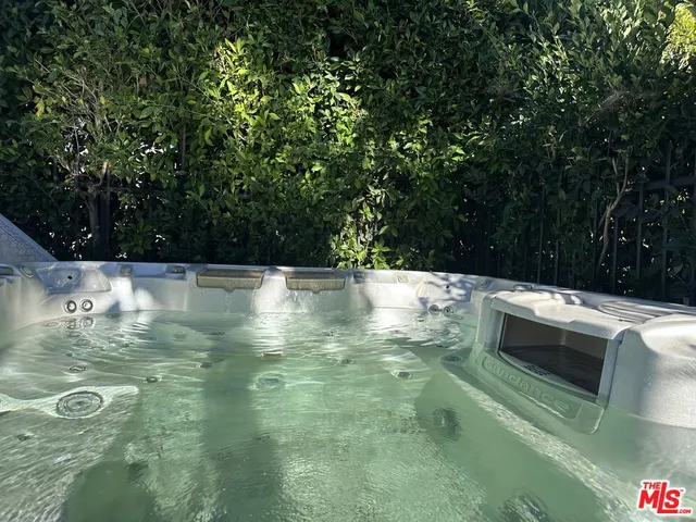 $5,000 | 643 North Vista Street, Los Angeles, CA 90036