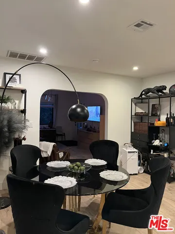 $5,000 | 643 North Vista Street, Los Angeles, CA 90036