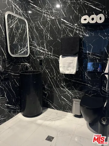 $5,000 | 643 North Vista Street, Los Angeles, CA 90036