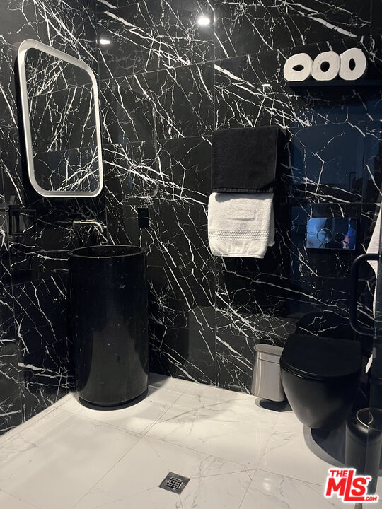 643 North Vista Street Los Angeles, CA 90036 - Photo 43 of 51 a close view of a stove